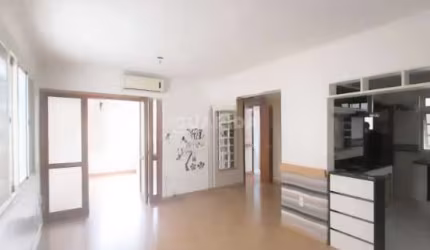 Apartamento com 2 dormitórios, sendo 1 suíte, e 1 vaga de garagem no bairro Cristal