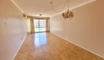 Apartamento com 3 dormitórios, sendo 2 suítes, e 1 vaga de garagem no bairro Moinhos de Ventos