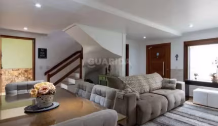 Casa Residencial com 3 dormitórios, sendo 1 suíte, e 4 vagas de garagem no bairro Tristeza