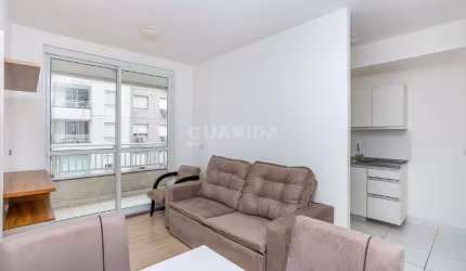 Apartamento com 02 dormitórios, sendo um suíte, mobiliado, e 1 vaga de garagem no Bairro Humaitá