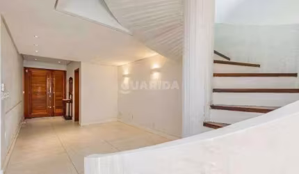 Casa Residencial com 4 dormitórios, sendo 2 suítes, e 4 vagas de garagem no Bairro Cristal