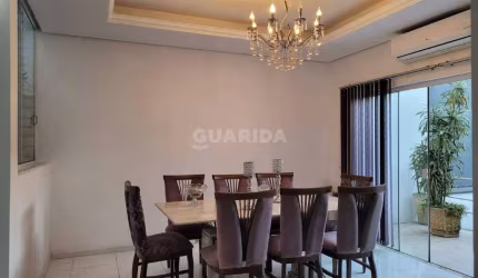 Casa com 3 dormitórios, sendo 1 suíte, e 4 vagas de garagem no bairro Ecoville