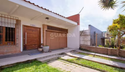 Casa Residencial com 3 dormitórios e 2 vagas de garagem no bairro Jardim Botânico
