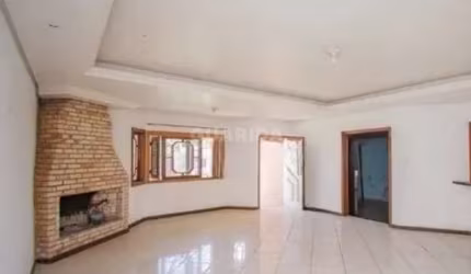 Casa Residencial com 3 dormitórios, sendo 1 suíte, e 2 vagas de garagem no bairro Alto Petrópolis