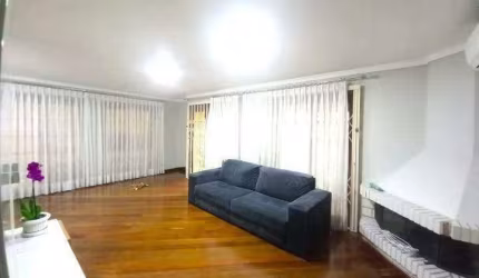 Casa residencial com 3 dormitórios, sendo 1 suíte, e 3 vagas de garagem no bairro Tristeza