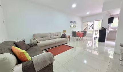 Casa em condomínio mobiliada, com 3 dormitórios suítes e 3 vagas de garagem, no bairro Menino Deus !