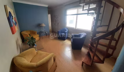 Cobertura com 3 dormitórios, sendo 1 suíte, mobiliada, e 1 vaga de garagem no bairro Petrópolis