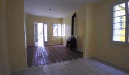 Casa com 5 dormitórios, sendo 1 suíte, no bairro Partenon