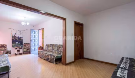 Casa de 4 dormitórios sendo 1 suíte, no bairro tristeza.