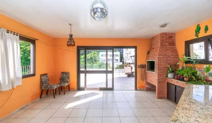 Excelente cobertura com 3 dormitórios, sendo 1 suíte, e 1 vaga de garagem no bairro Petrópolis
