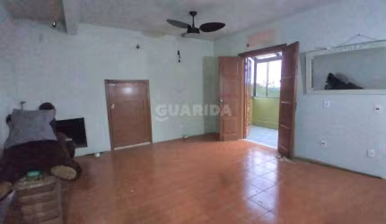 Casa com 3 dormitórios, sendo 1 suíte, e 3 vagas de garagem no bairro Glória