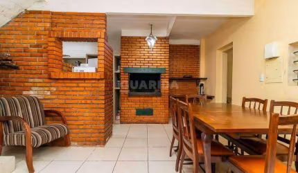 Casa de 4 dormitórios no Bairro Petrópolis.