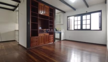 Casa com 4 dormitórios sendo 1 suíte para alugar no bairro Jardim Botânico.