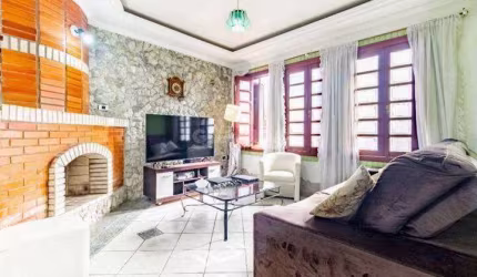 Belíssima casa de 574m², composta de 03 dormitórios, 02 suítes e 8 vagas de garagem.