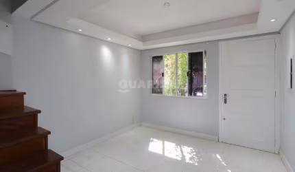 Casa em condomínio fechado com 3 dormitórios, semimobiliada, e 1 vaga de garagem no bairro Humaitá
