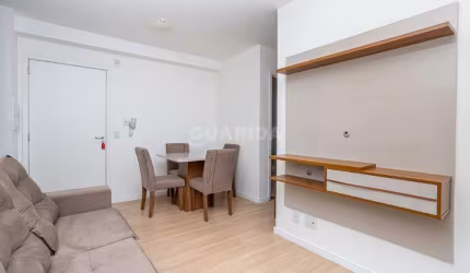 Apartamento com 2 dormitórios, sendo 1 suíte, mobiliado, e 1 vaga de garagem no Bairro Humaitá