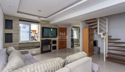 Casa em condomínio semi mobiliado de 3 dormitórios, sendo 1 suíte no bairro Alto Petrópolis, com DUAS VAGAS!