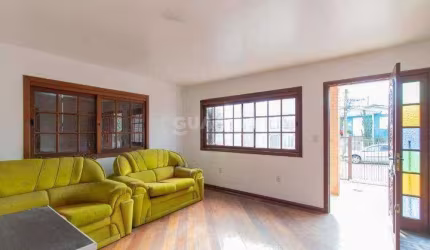 Casa com 5 dormitórios, sendo 1 suíte, com pátio no bairro Cavalhada