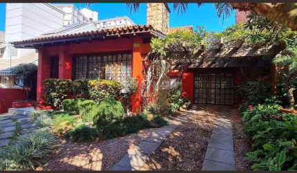 Casa Residencial mobiliada com 4 dormitórios sendo 2 suítes no bairro Boa Vista.