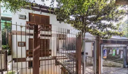 Casa residencial com 4 dormitórios, sendo 2 suítes, no bairro Nonoai.