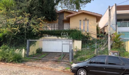 Casa de 5 dormitórios, sendo 1 suíte com banheira no bairro Jardim Itu-Sabará.