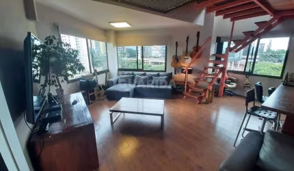 Loft mobiliado com 2 vagas de garagem, no bairro Três Figueiras