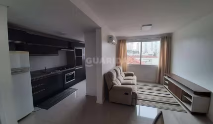 Apartamento mobiliado de 2 dormitórios, sendo 1 suíte, no bairro Menino Deus, com VAGA COBERTA E CHURRASQUEIRA INTERNA!