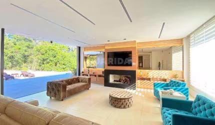Casa de Alto Padrão com 4 Suítes, Piscina Privativa e Infraestrutura Completa
