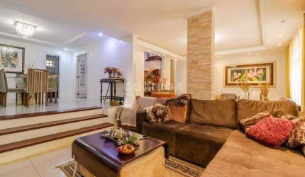 Casa mobiliada com 6 dormitórios, sendo 4 suítes, e 2 vagas de garagem no bairro Teresópolis