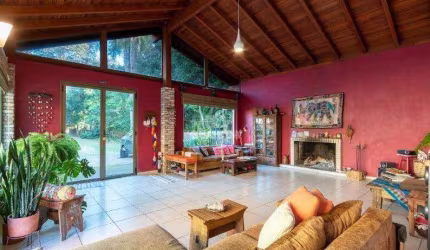 Linda casa de 4 dormitórios, sendo 2 suítes, no bairro Tristeza