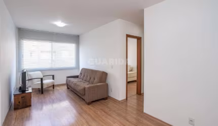 Apartamento semi-mobiliado com 2 dormitórios e 1 vaga de garagem no bairro Menino Deus