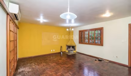 Casa Residencial com pátio, 3 dormitórios, mobiliada, 2 vagas de garagem cobertas, no Bairro Partenon - Porto Alegre/RS