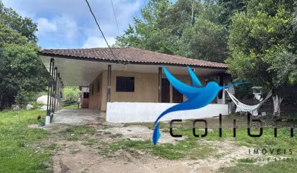 Chácara Urbana ao lado da Rodovia medindo 3600m² com casa e rio.