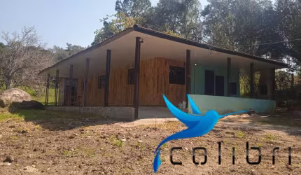 Chácara Urbana ao lado da Rodovia medindo 3600m² com casa e rio.