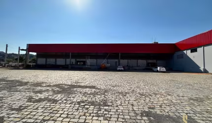 Galpão com área total aproximada de 7.000 m2 para alugar no bairro Itoupava Cent