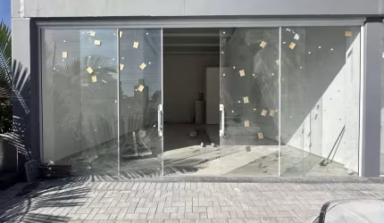 Sala Comercial com 85 m2 e pé direito alto no bairro Das Nações, Indaial/SC