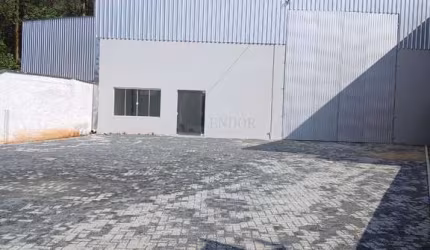 Galpão à venda com 496 m2, amplo estacionamento, em região estratégica na cidade