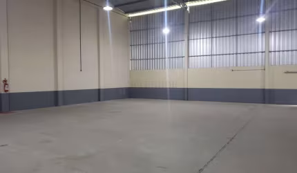Galpão com docas disponível para locação em região industrial na cidade de Indai