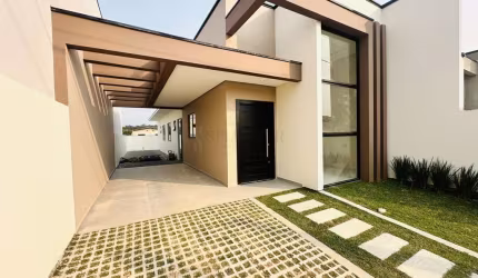 Casa à venda com 3 dormitórios (1 suíte), garagem, passagem lateral, e um acabam