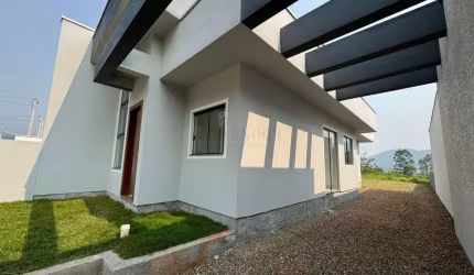 Casa nova com 2 dormitórios sendo 1 suíte, ótimo espaço de quintal no bairro War