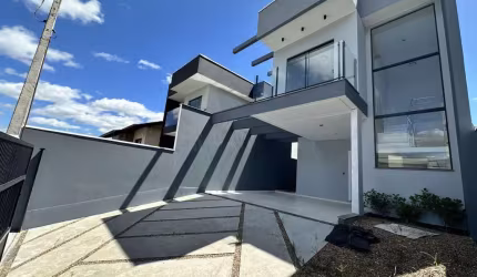 Casa à venda com 2 pavimentos, 3 dormitórios (1 suíte) e 2 vagas na região centr
