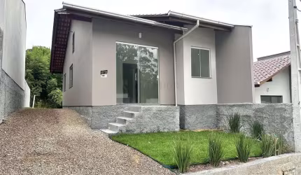 Casa com passagem lateral e 2 dormitórios à venda no bairro Warnow em Indaial-SC