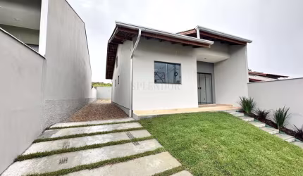 Casa à venda com 2 dormitórios (1 suíte) e amplo espaço de terreno bem próximo d
