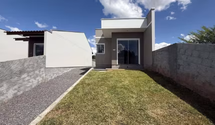 Casa com ótimo acabamento, à venda com 2 dormitórios, passagem lateral e um belo