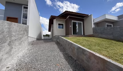 Casa com ótimo acabamento, à venda com 2 dormitórios, passagem lateral e um belo