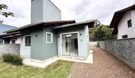 Casa com ótimo acabamento, à venda com 3 dormitórios (1 suíte), passagem lateral
