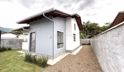 Casa com ótimo acabamento, à venda com 3 dormitórios (1 suíte), passagem lateral