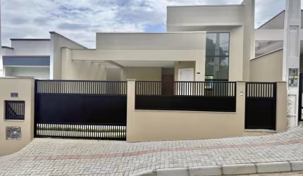 Casa à venda com 3 dormitórios (1 suíte) e amplo espaço de terreno bem próximo d