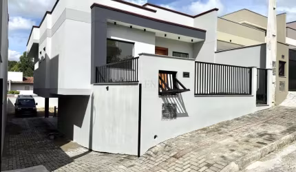 Casa à venda com 3 dormitórios (1 suíte) e amplo espaço de terreno bem próximo d