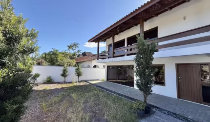 Casa com aprox. 500 m2 em região nobre, com terreno de 1.730 m2 no bairro dos Es